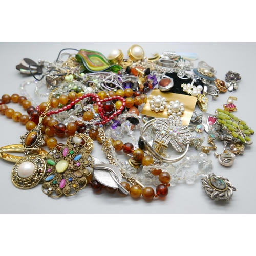 895 - Costume jewellery