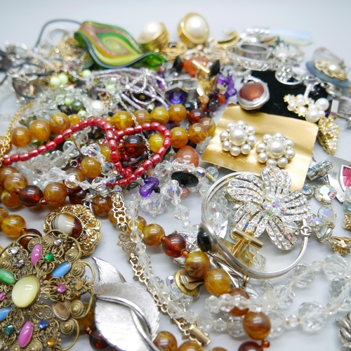 895 - Costume jewellery