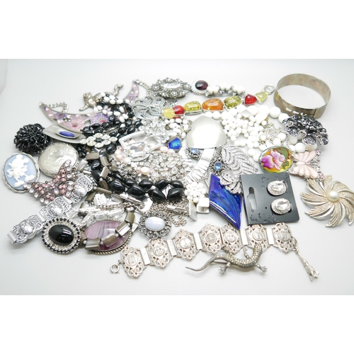 897 - A collection of costume jewellery including a silver bangle, 23g