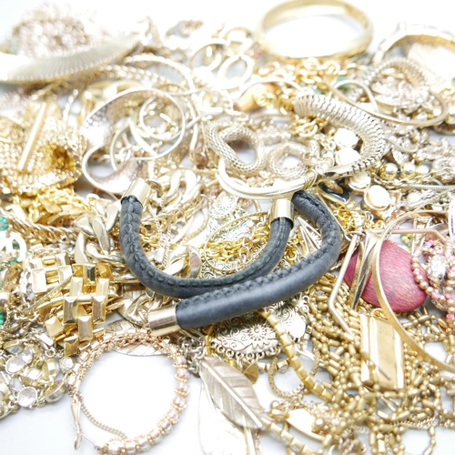 901 - Gold-tone jewellery