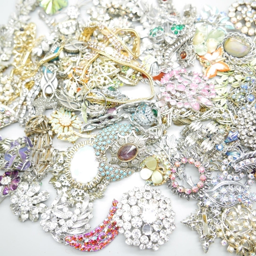 902 - Vintage costume jewellery