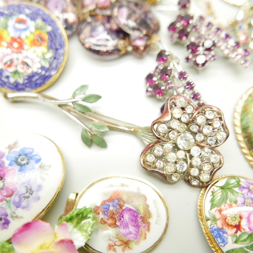 903 - Vintage costume jewellery, (mixed condition)