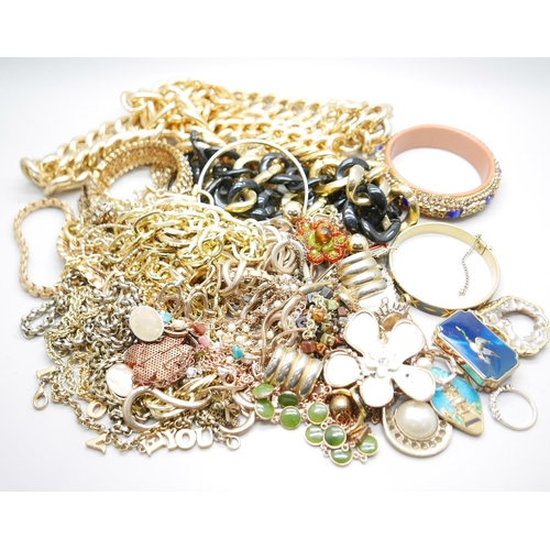 904 - A collection of gold-tone jewellery including rolled gold