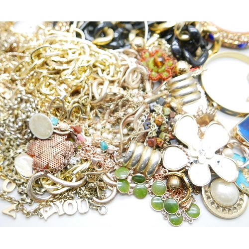 904 - A collection of gold-tone jewellery including rolled gold