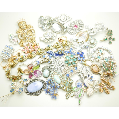 906 - Vintage costume jewellery