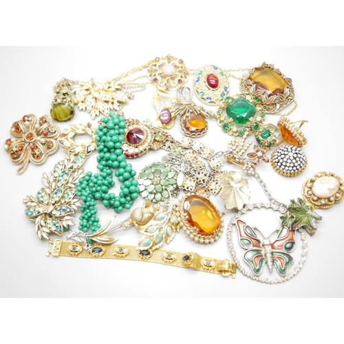 907 - Vintage costume jewellery