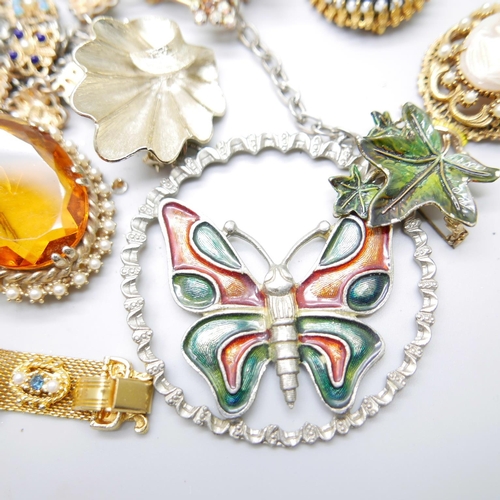 907 - Vintage costume jewellery