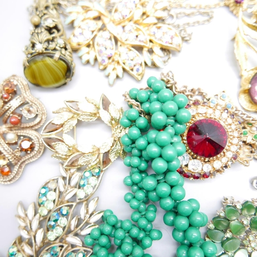 907 - Vintage costume jewellery