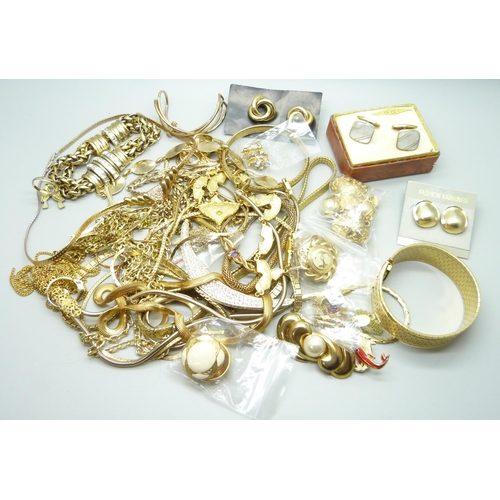 910 - A collection of gold-tone costume jewellery