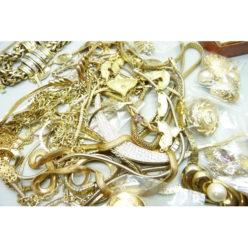 910 - A collection of gold-tone costume jewellery