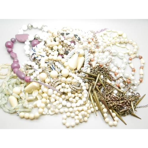 911 - A collection of vintage costume jewellery