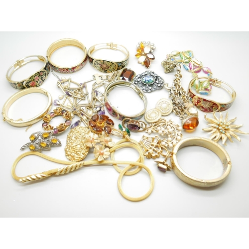 912 - Vintage costume jewellery, (mixed condition)