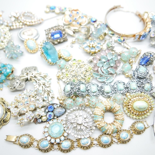 913 - Vintage costume jewellery, (mixed condition)