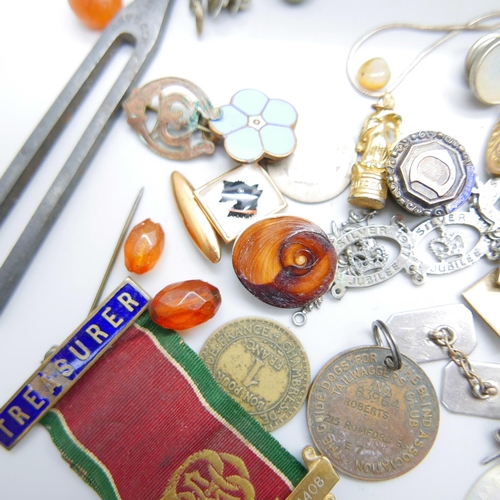 926 - A vintage jewellery box, with a collection of cufflinks, coins, 1977 Silver Jubilee bracelet a/f, et... 