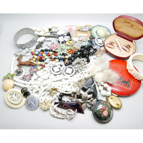 927 - A collection of costume jewellery, compact, etc.