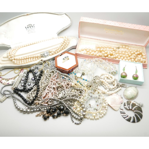 929 - Assorted jewellery including pearls, etc.