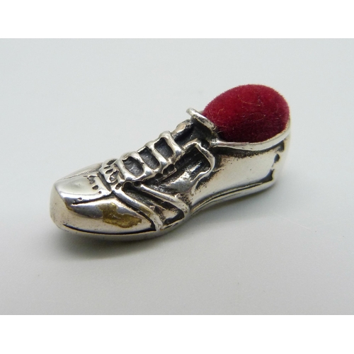 933 - A silver small novelty pin cushion in the form of a football boot, 27mm