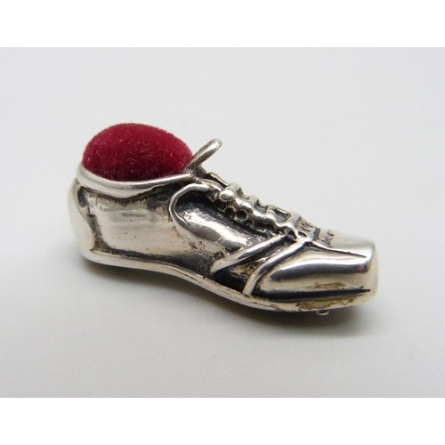 933 - A silver small novelty pin cushion in the form of a football boot, 27mm