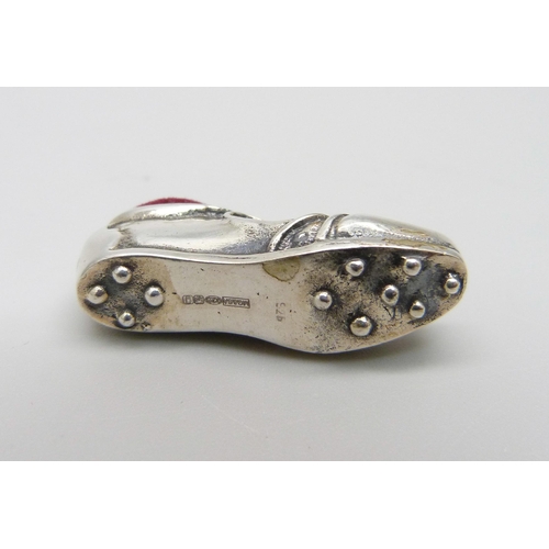 933 - A silver small novelty pin cushion in the form of a football boot, 27mm