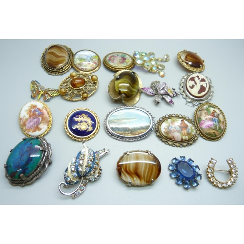 939 - Twenty vintage brooches