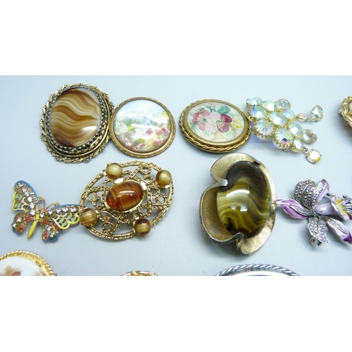 939 - Twenty vintage brooches