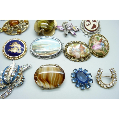 939 - Twenty vintage brooches