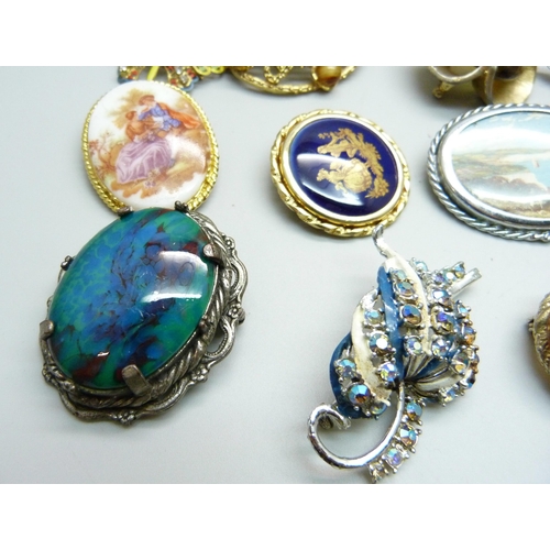 939 - Twenty vintage brooches