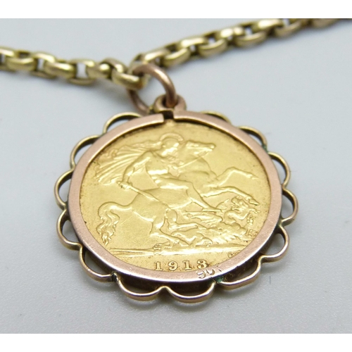 951 - A 1913 half sovereign in a 9ct gold pendant mount and a 9ct gold chain, total weight 14.5g, chain 50... 