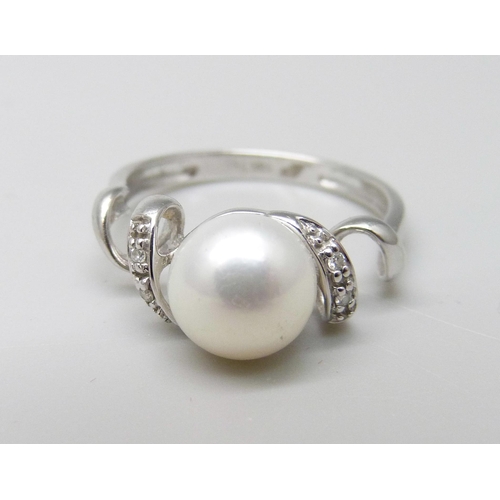 959 - An 18ct white gold, diamond and pearl ring, 2.9g, M/N