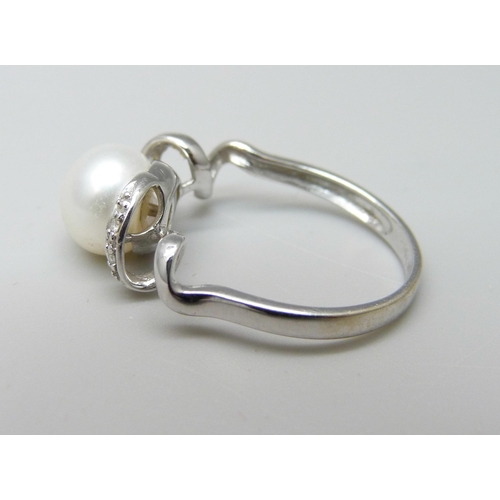 959 - An 18ct white gold, diamond and pearl ring, 2.9g, M/N