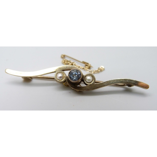 963 - A 9ct gold, aquamarine and pearl brooch, 3.7g