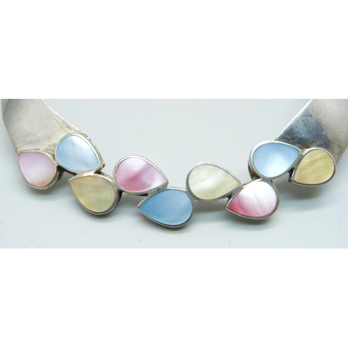 978 - A modern silver and mother of pearl choker