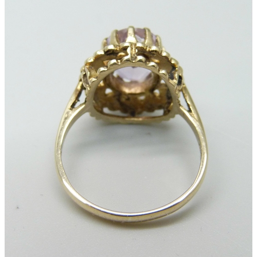 982 - A 9ct gold and amethyst ring, 3.6g, N