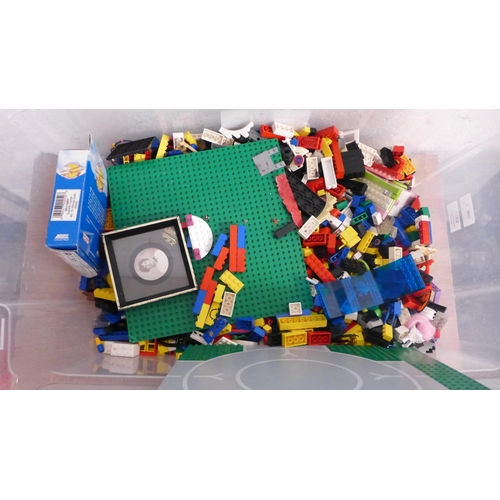 2058 - A large box of assorted Lego including Lego Technic