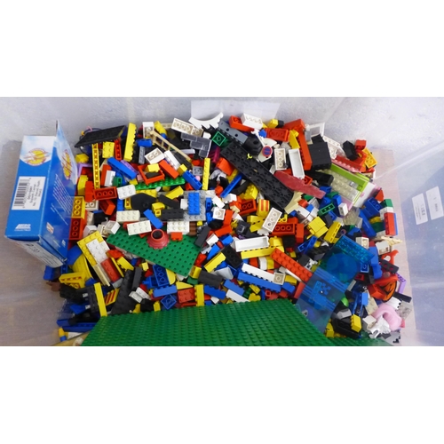 2058 - A large box of assorted Lego including Lego Technic