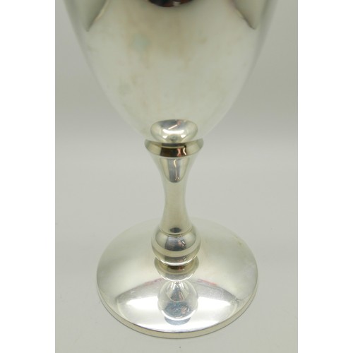 818 - A silver goblet, 231g, 16cm