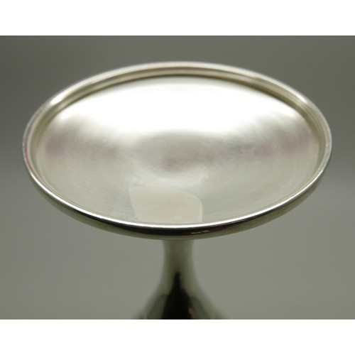 818 - A silver goblet, 231g, 16cm