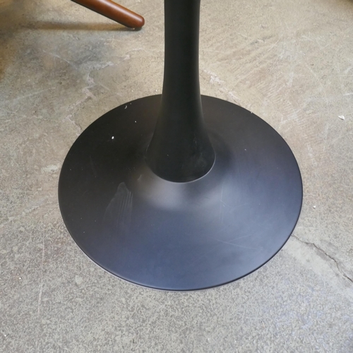 1582 - A tulip table with black base and white top