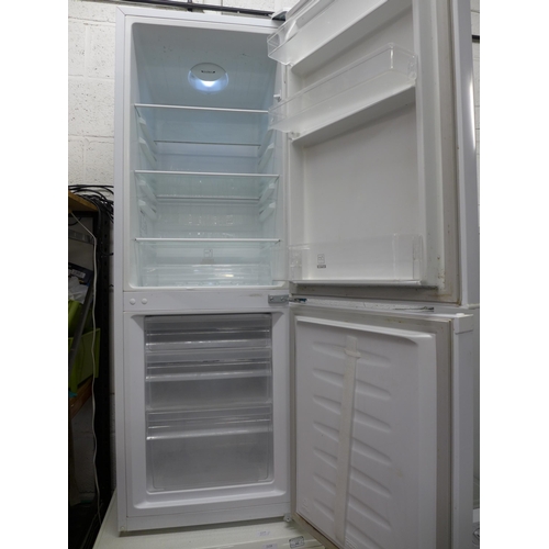 2160 - An Essentials 60/40 free standing fridge freezer