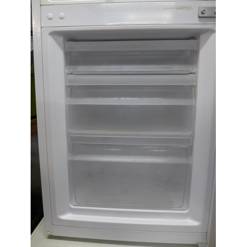 2160 - An Essentials 60/40 free standing fridge freezer