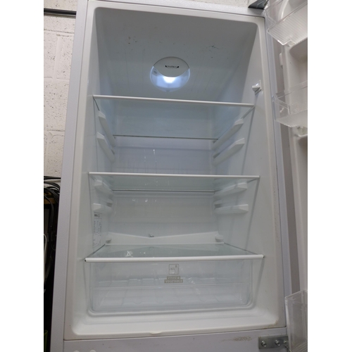 2160 - An Essentials 60/40 free standing fridge freezer