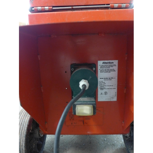 2182 - A Lawn Flite 240v 1.8kw wood chipper shredder - W