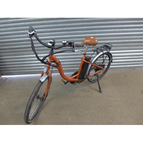 2183 - A women's Juicy electric bike with aluminium step through frame with battery, battery charger and ke... 