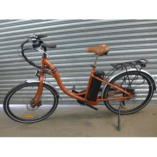 2183 - A women's Juicy electric bike with aluminium step through frame with battery, battery charger and ke... 