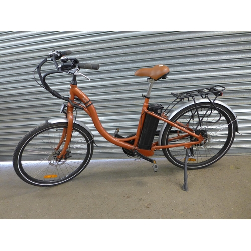 2183 - A women's Juicy electric bike with aluminium step through frame with battery, battery charger and ke... 