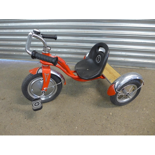 2185 - A Schwinn vintage style tricycle