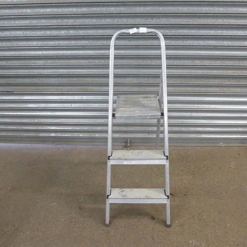 2191 - A 3 rung aluminium stepladder and 2 x 5-rung aluminium stepladders including Clima