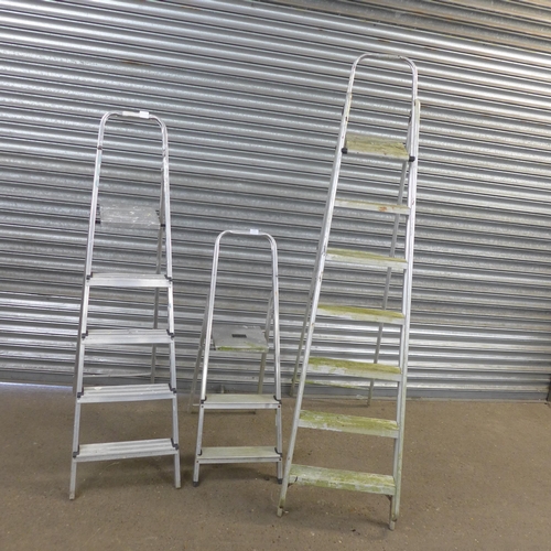 2192 - A 3-rung aluminium stepladder, a 7-rung aluminium Abru stepladder and a 5-rung aluminium Youngman st... 