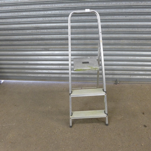 2192 - A 3-rung aluminium stepladder, a 7-rung aluminium Abru stepladder and a 5-rung aluminium Youngman st... 