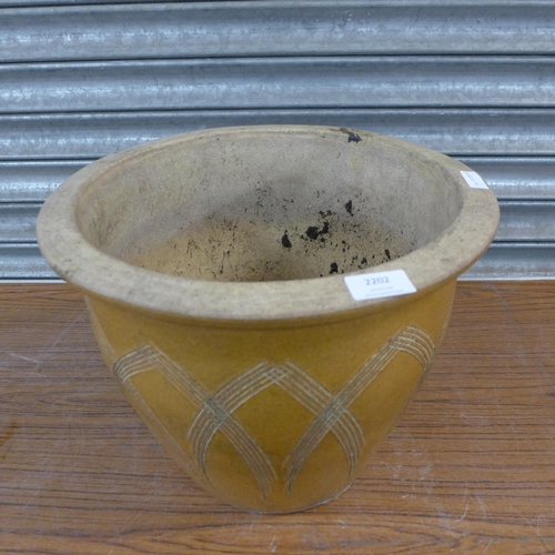 2202 - Two glazed planters